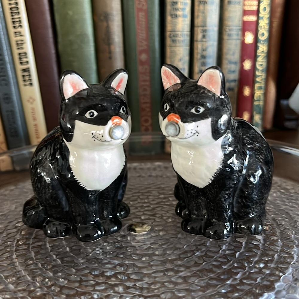EUC Vintage Pair of Black Cat Magnetic salt and pepper shakers - Picture 5 of 16